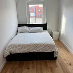 Newly Renovated Apartment In Ideal Location