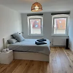 Newly Renovated Apartment In Ideal Location