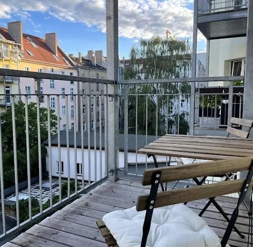 Newly Renovated Apartment In Ideal Location